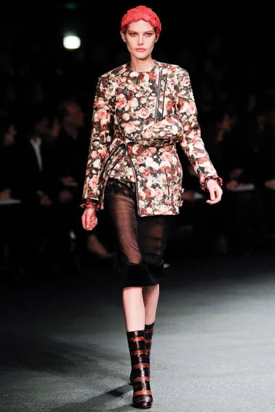 Look 10